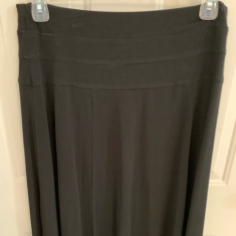 NWT, black skirt. Size 14/16. Elastic waist - Picture 3 of 5